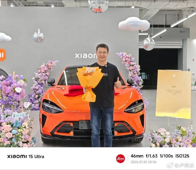 盧偉冰喜提小米YU7熔巖橙 稱將反饋深度體驗意見