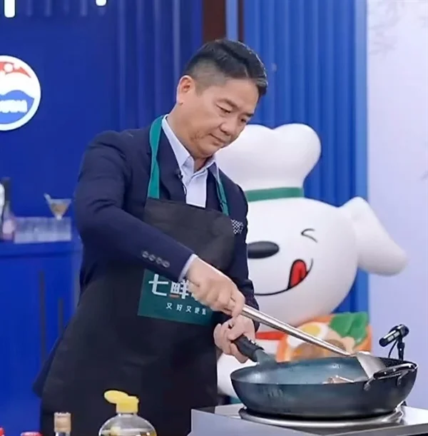 劉強(qiáng)東現(xiàn)場直播炒菜出Bug：稱這煤氣灶不會是從馬云那買的吧